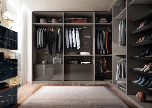 Outfit Walk-In-Closet