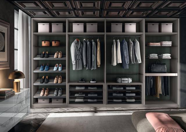 Outfit Walk-In-Closet