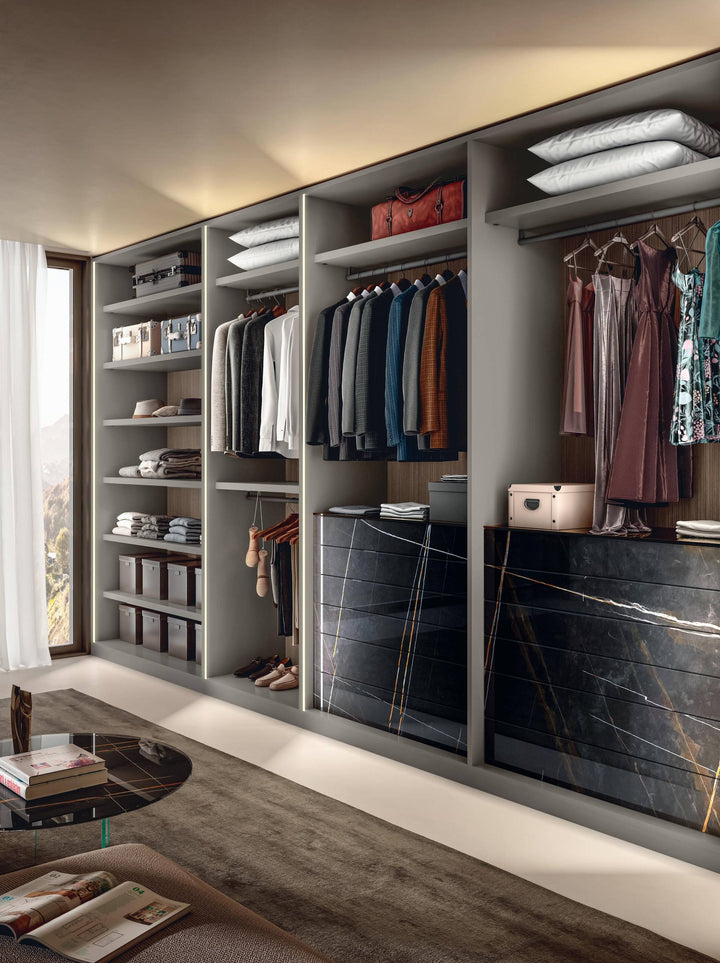 Outfit Walk-In-Closet