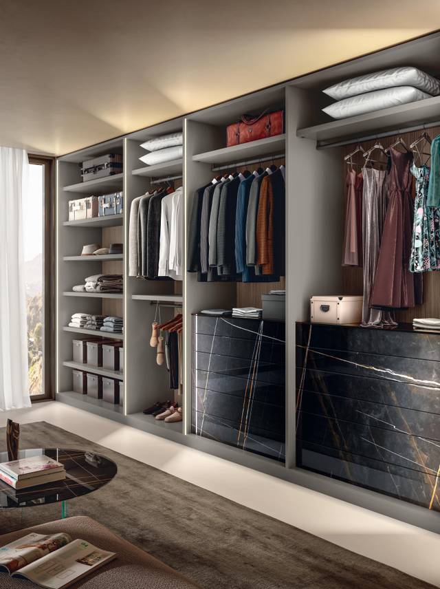 Outfit Walk-In-Closet